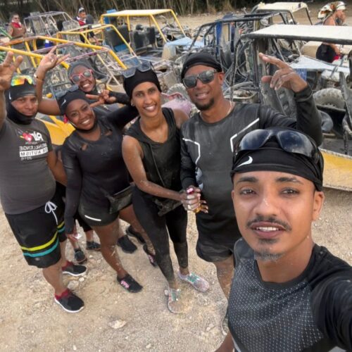 Grupo celebrando una emocionante aventura en buggies en Macao, Punta Cana