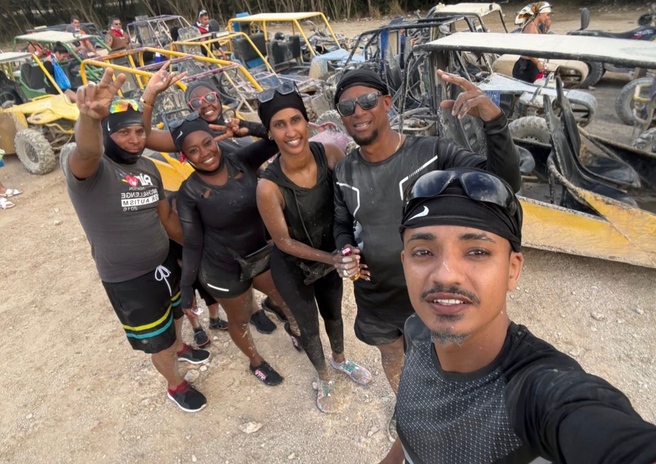 Grupo celebrando una emocionante aventura en buggies en Macao, Punta Cana