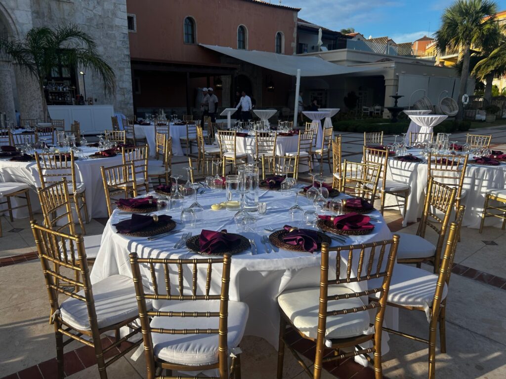 Montaje de mesas para un evento al aire libre